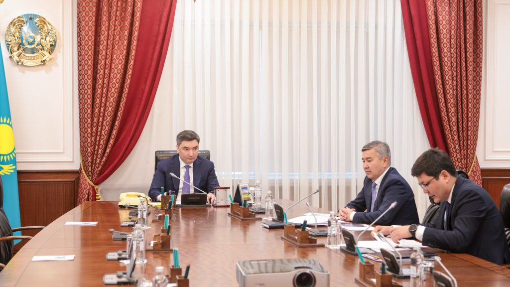 Инвестиции Банка Развития Казахстана в агропромышленный комплекс, включая строительство тепличных комплексов и птицефабрик.