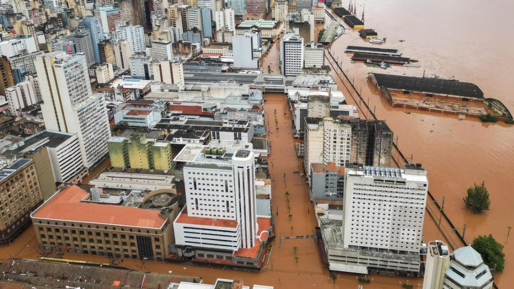 Мощное наводнение в Бразилии привело к гибели десятков людей.