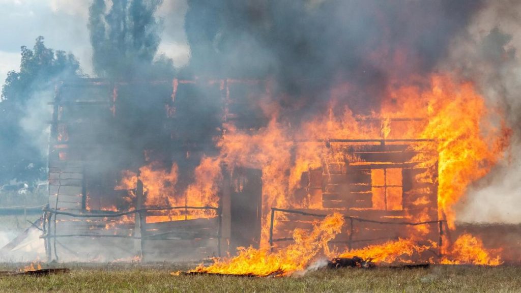 Трагедия в селе Достык: жизни пенсионеров оборваны пожаром