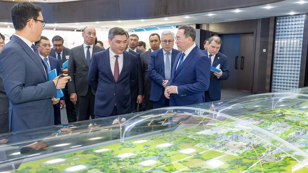 Премьер-министр Казахстана Олжас Бектенов ознакомился с планами развития городов Конаев и Алатау