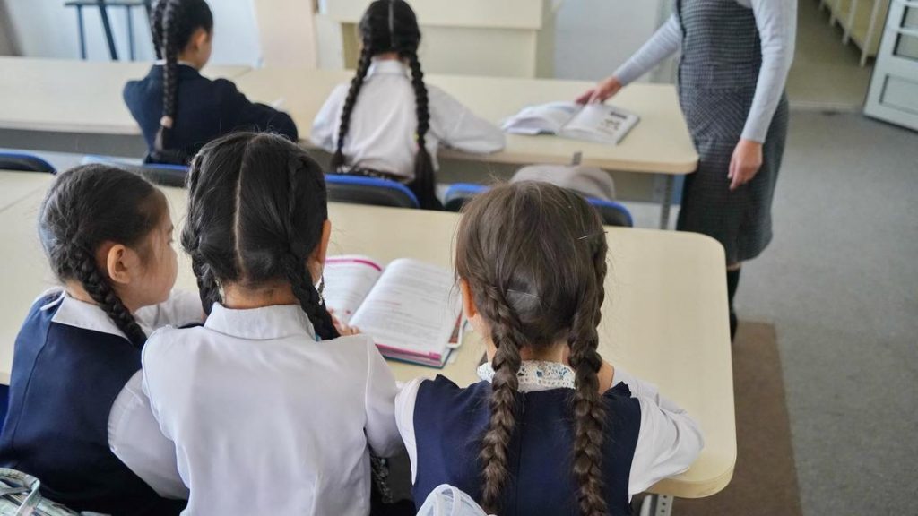 Школьный класс с учениками на "Летней школе" в Казахстане.
