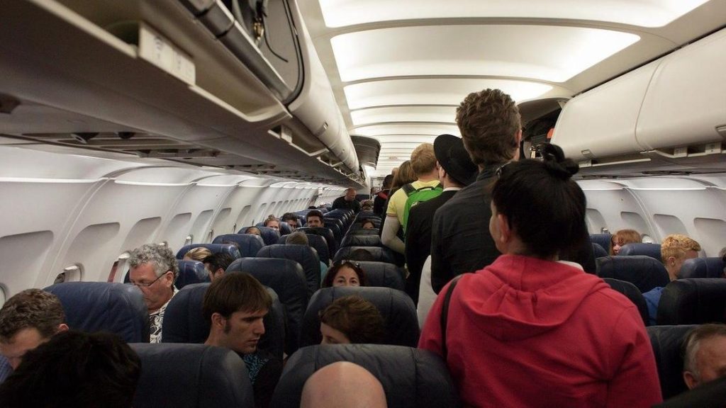 Смерть пассажира стала причиной экстренной посадки самолета в Астане