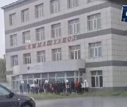 Скандал на ЕНТ в Семее: выпускники мокнут под дождем