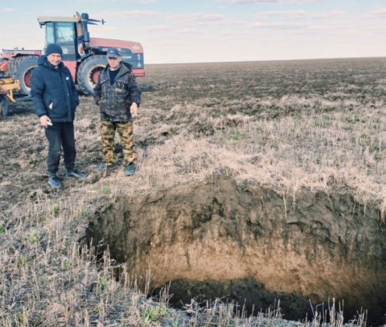 Огромная земляная яма образовалась в Костанайской области