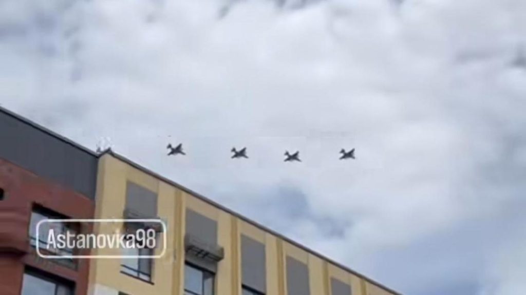 Военные самолеты в небе над Астаной в рамках подготовки к саммиту ШОС
