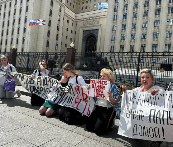 Ресейде соғысқа кеткендердің әйелдері наразылыққа шықты