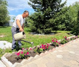 Осужденный создал цветущий сад в карагандинской колонии №33