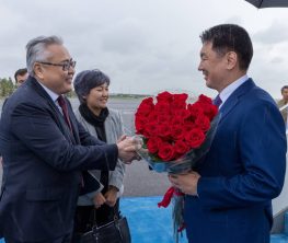 Моңғолия Президенті ШЫҰ саммитіне қатысу үшін Астанаға ұшып келді