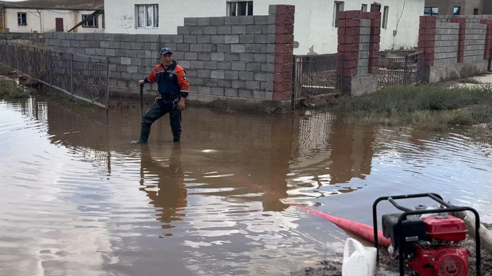 потоп в Жанатасе затопление дома и дворы