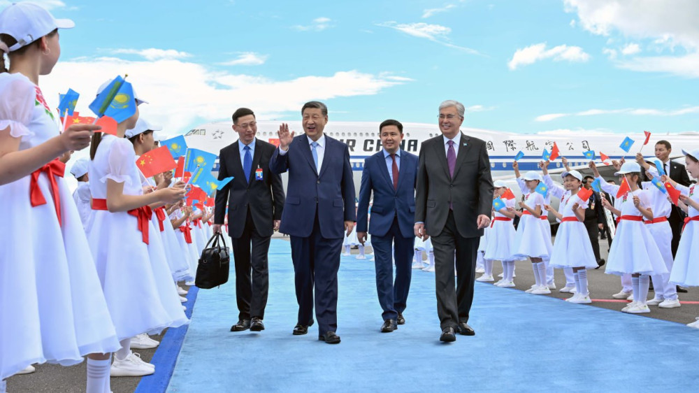 Президент Токаев встречает председателя КНР Си Цзиньпина в аэропорту Астаны