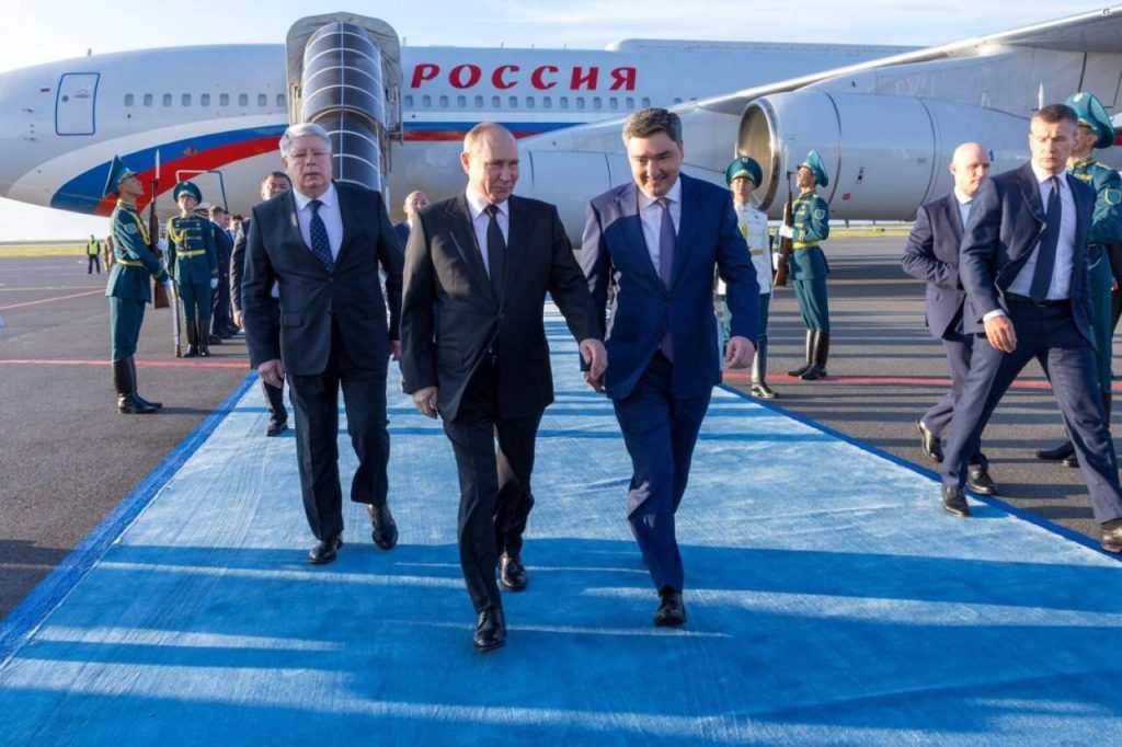Президент России Владимир Путин прибыл в Астану, где примет участие в саммите ШОС