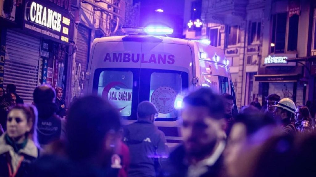 Последствия взрыва газа в Измире, Турция, показывающие поврежденные здания и работу экстренных служб.