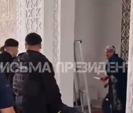 Астанада мешітке пышақпен кірген адады полицейлер әрең ұстады