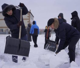 Астанада әкелер қар күреу челленджін бастады