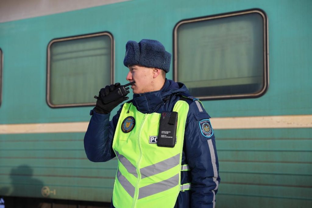 Мас жолаушы пойыз тамбурының әйнегін сындырып 300 мың теңге айыппұл арқалады