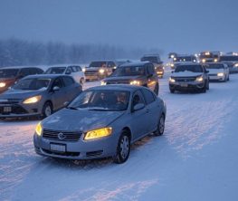 На трассах Карагандинской области застряли 1500 машин из-за метели