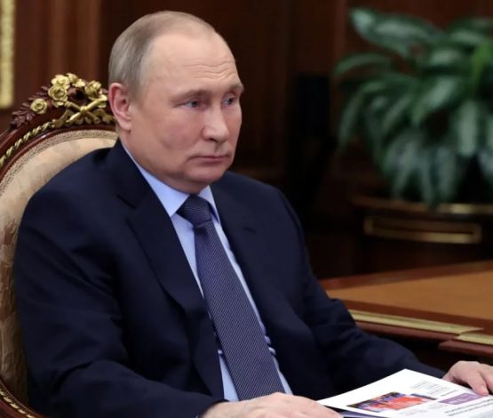 Путин Жеңістің 80 жылдығын мерекелеу кезінде уақытша бітім жариялады