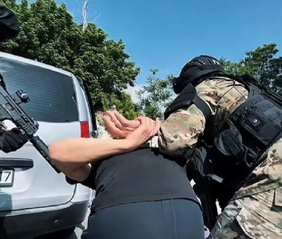 Шымкентте мұғалімнен 1,2 миллион теңге бопсалады деген күдікпен блогер ұсталды