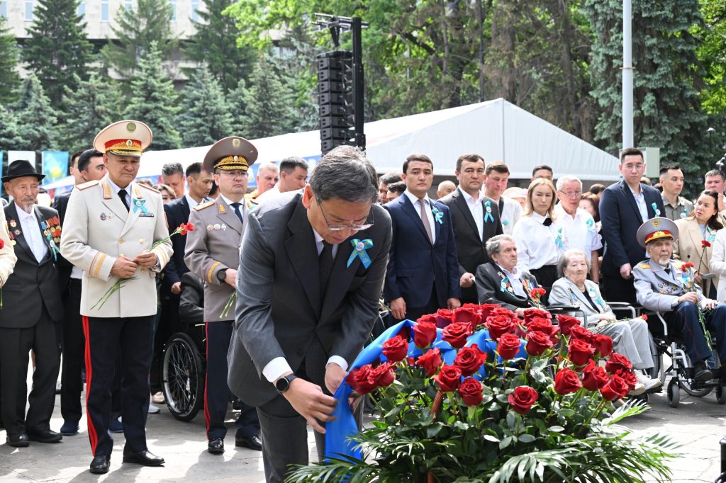 Алматы әкімі Ерболат Досаев Мәңгілік алауға гүл шоқтарын қою рәсіміне қатысты