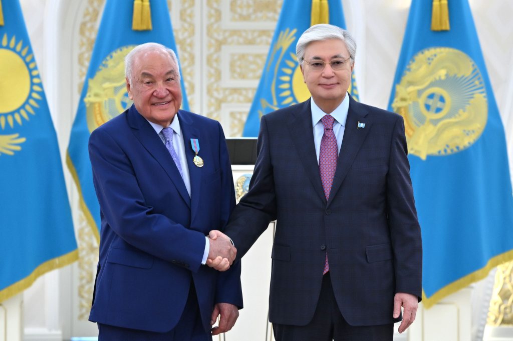 Токаев вручил госнаграды