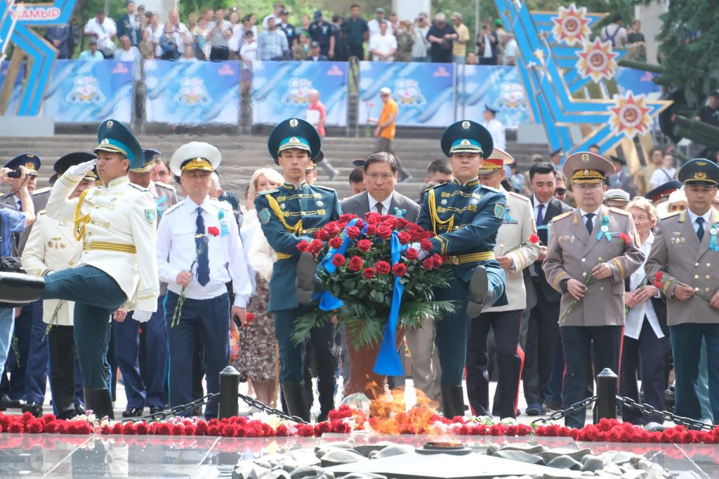 Алматы әкімі Ерболат Досаев Мәңгілік алауға гүл шоқтарын қою рәсіміне қатысты