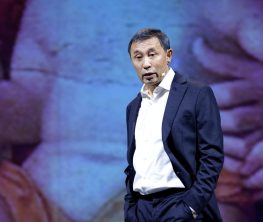 Мені елден ығыстырып шығарды. Ермек Тұрсынов Қазақстаннан кету себебін айтты