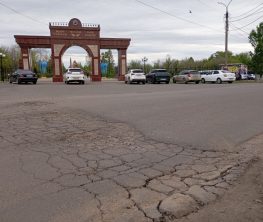 Петропавл тұрғындары: Әуелі асфальт төседі, сосын ауыр жүк көліктерін жіберді