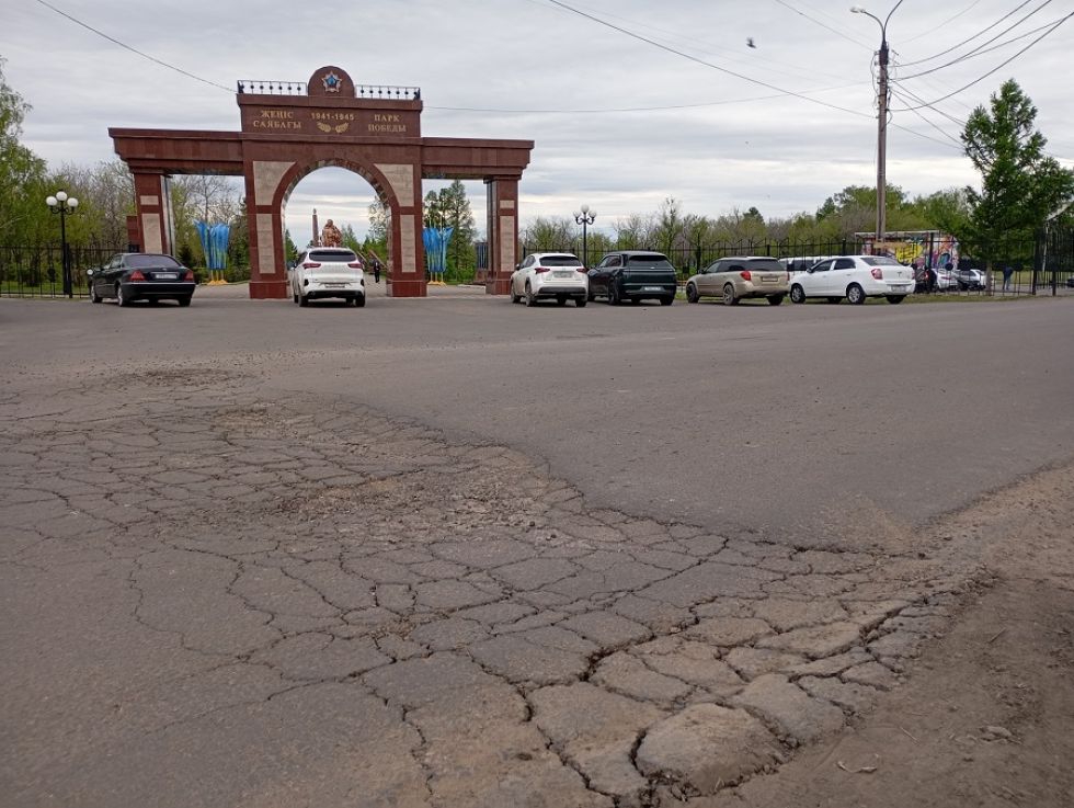 Петропавл тұрғындары: Әуелі асфальт төседі, сосын ауыр жүк көліктерін жіберді