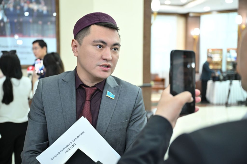 Депутат Дәулет Мұқаев жалған ақпарат үшін кешірім сұрады. Депутатқа заң жүрмей ме?
