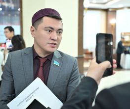 Депутат Дәулет Мұқаев жалған ақпарат үшін кешірім сұрады. Депутатқа заң жүрмей ме?