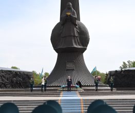 Қасым-Жомарт Тоқаев «Отан Ана» монументіне гүл шоғын қойды