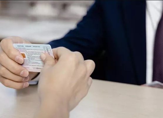 Шымкентте жүргізуші куәлігін заңсыз берумен айналысқан қылмыстық топ ұсталды