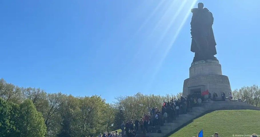 Берлин соты Трептов-паркіндегі ескерткіш маңына КСРО туын әкелуге тыйым салды