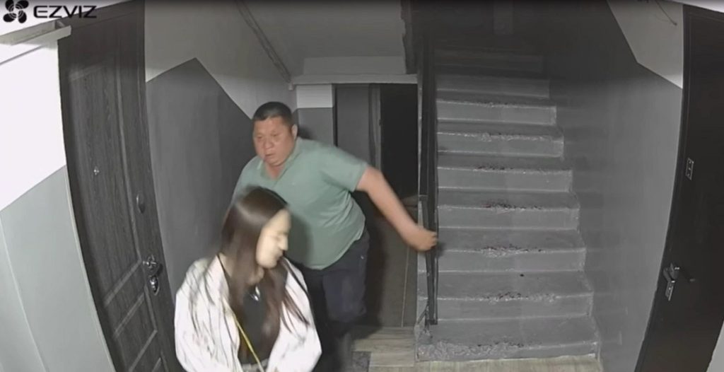 Сәтпаевта ер адам подъезде қызға шабуыл жасады (Видео)