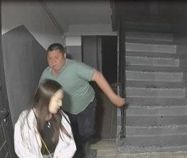 Сәтпаевта ер адам подъезде қызға шабуыл жасады (Видео)