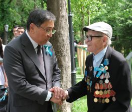 Ерболат Досаев с фронтовиками посетил Аллею ветеранов Великой Отечественной войны