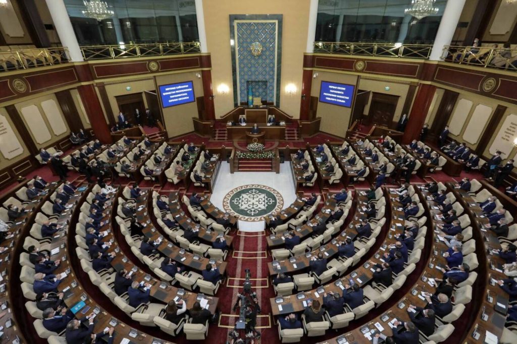 Парламент депутаттары демалысқа шықты