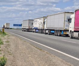 В "КазАвтоЖоле" высказались о пробке на границе Казахстана и России