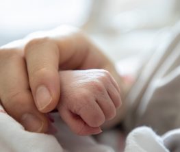 Қарағандыда жүкті әйел автобус аялдамасында босанды