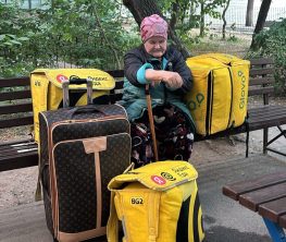 "Выгнали маму на лавочку". Алматинка поделилась шокирующей историей