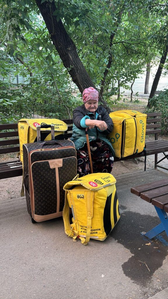 "Выгнали маму на лавочку". Алматинка поделилась шокирующей историей