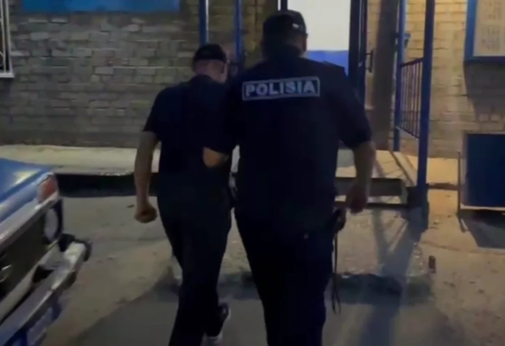 Пассажир ударил водителя автобуса во время движения в Семее