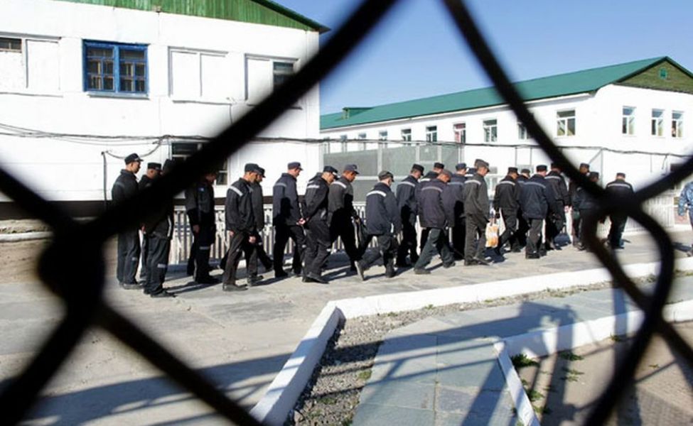 Абай облысында тоғыз сотталған адам түрмеде өзгелерді қорқытып, ақша бопсалаған