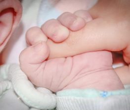 Алматыда жаңа туған сәбилерді сатқан қылмыстық топ ұсталды