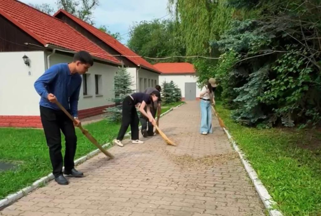 Алматинские волонтёры провели уборку в детских домах
