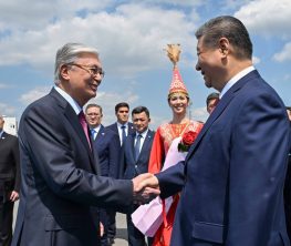 Тоқаев Си Цзиньпинді Астана әуежайынан қарсы алды