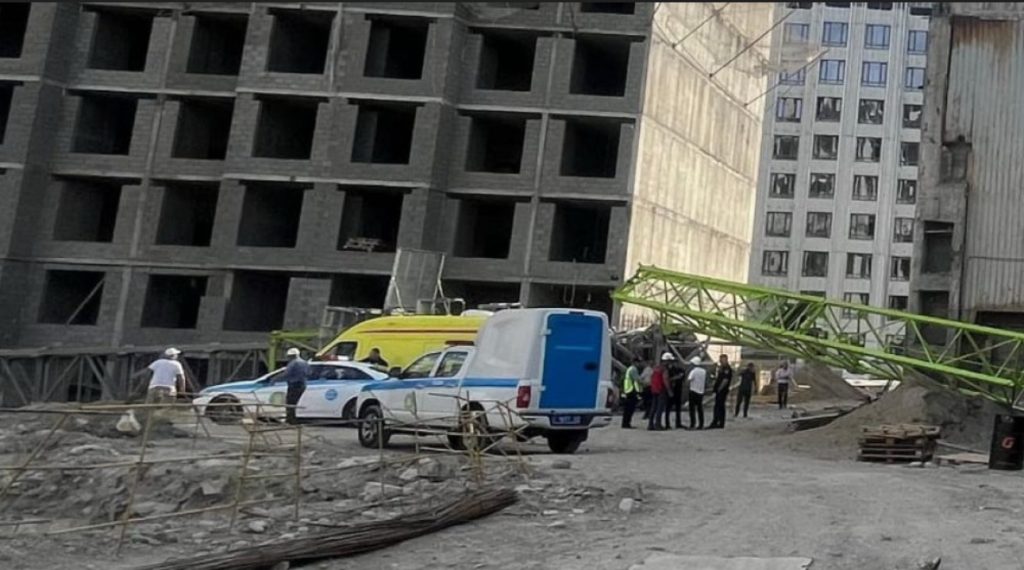 Кран упал на стройке в Алматы: есть погибший
