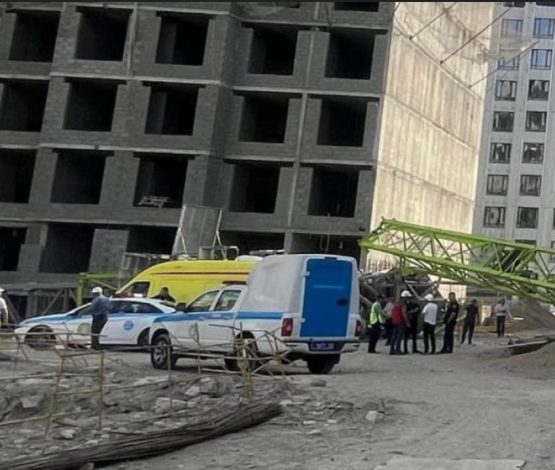 Кран упал на стройке в Алматы: есть погибший