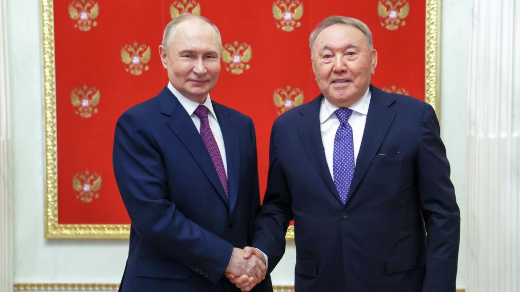 Рейтинг банка Назарбаева понижен: тревожный сигнал и неожиданный визит к Путину