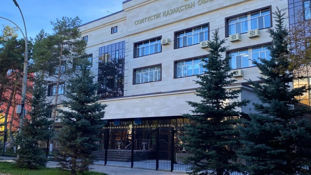 Учительницу, осуждённую за оскорбление нации в СКО, отпустили домой